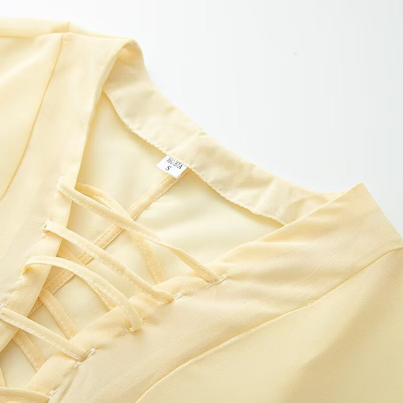 Damblus med elegant snörningsdetalj och vida ärmar Mirla-Eva Jonsson