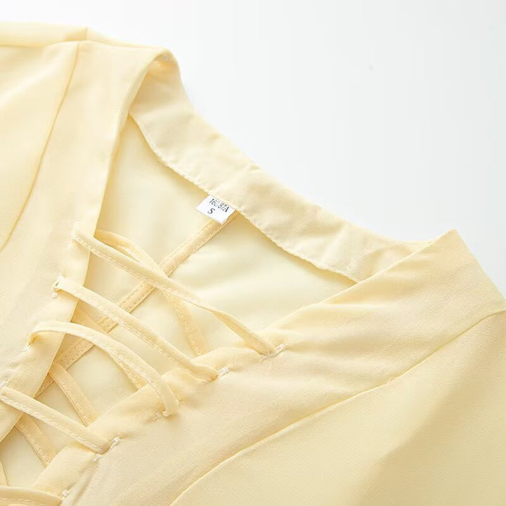 Damblus med elegant snörningsdetalj och vida ärmar Mirla-Eva Jonsson