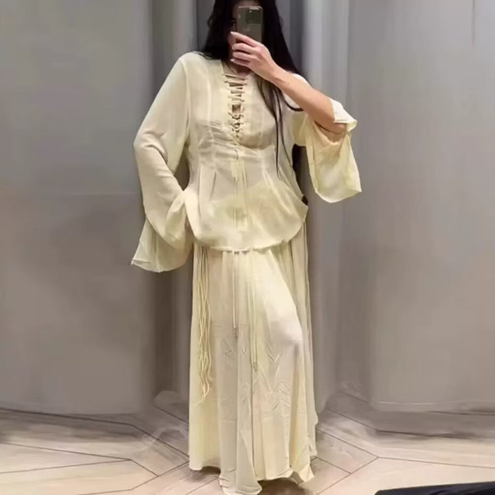 Damblus med elegant snörningsdetalj och vida ärmar Mirla-Eva Jonsson