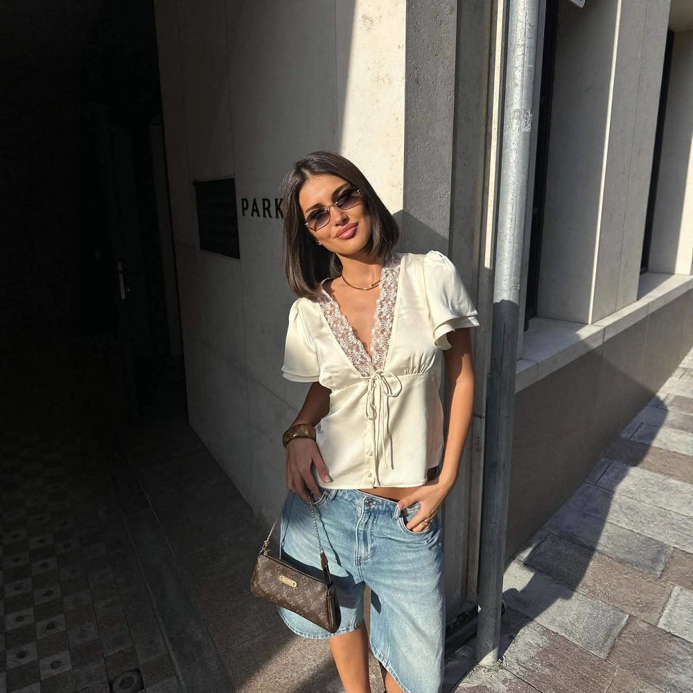 Damblus med eleganta spetsdetaljer och figursydda snitt Mirla-Eva Jonsson