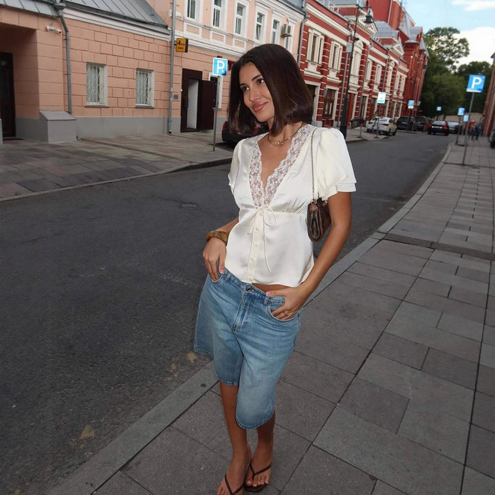 Damblus med eleganta spetsdetaljer och figursydda snitt Mirla-Eva Jonsson