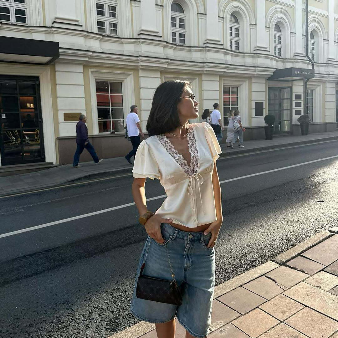 Damblus med eleganta spetsdetaljer och figursydda snitt Mirla-Eva Jonsson