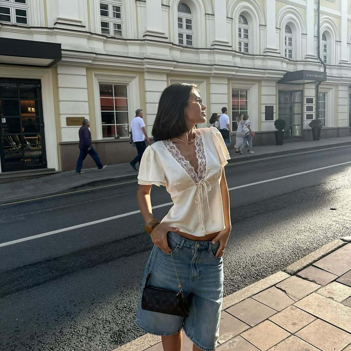 Damblus med eleganta spetsdetaljer och figursydda snitt Mirla-Eva Jonsson