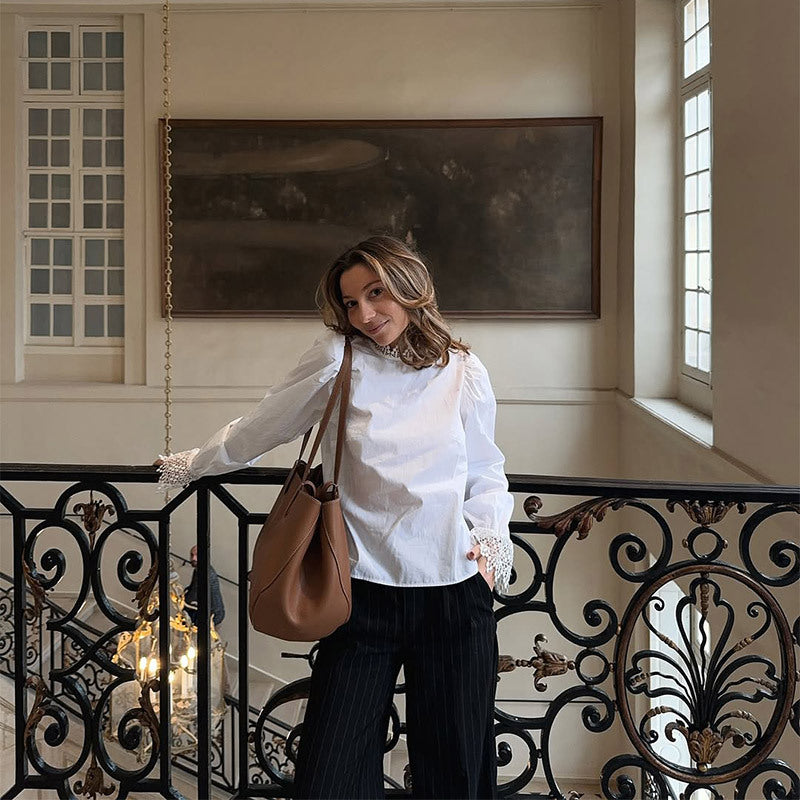 Damblus med eleganta spetsdetaljer och puffärmar Mirla-Eva Jonsson