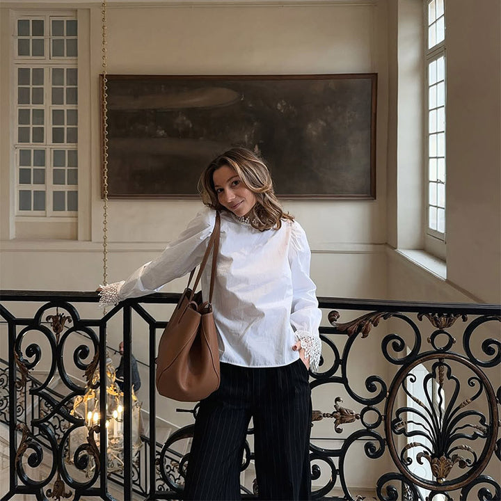 Damblus med eleganta spetsdetaljer och puffärmar Mirla-Eva Jonsson