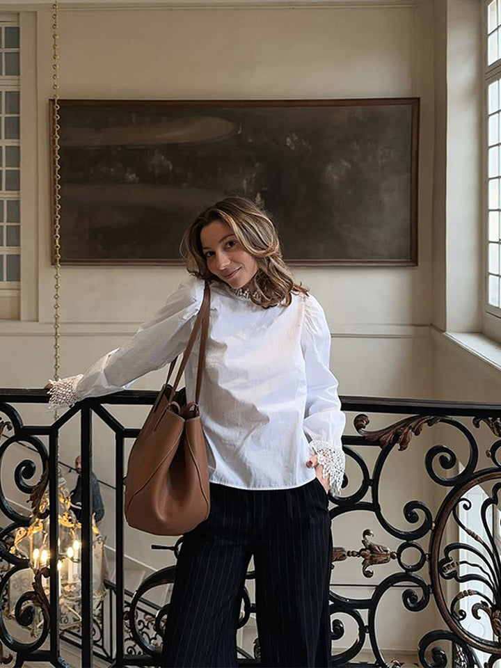 Damblus med eleganta spetsdetaljer och puffärmar Mirla-Eva Jonsson
