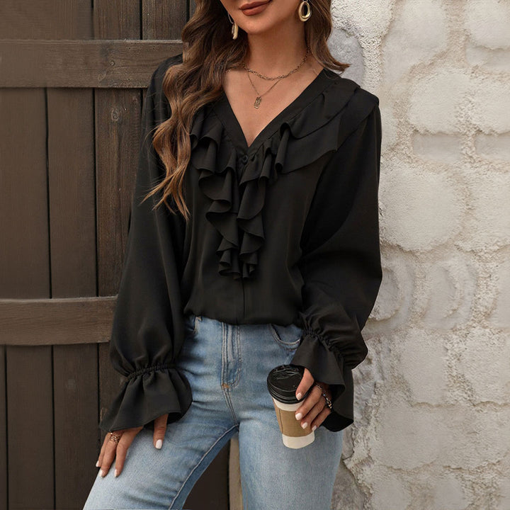 Damblus med eleganta volangdetaljer och chic V-hals Mirla-Eva Jonsson
