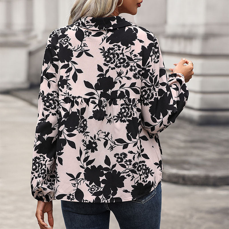 Damblus med eleganta volangdetaljer och lekfullt blommönster Mirla-Eva Jonsson
