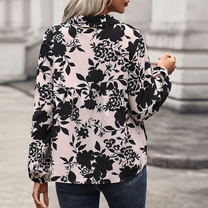Damblus med eleganta volangdetaljer och lekfullt blommönster Mirla-Eva Jonsson