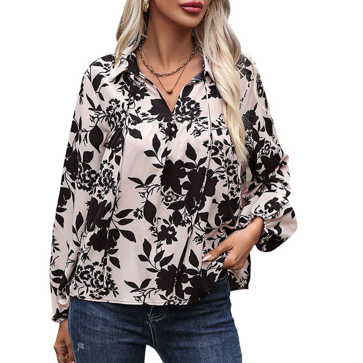 Damblus med eleganta volangdetaljer och lekfullt blommönster Mirla-Eva Jonsson