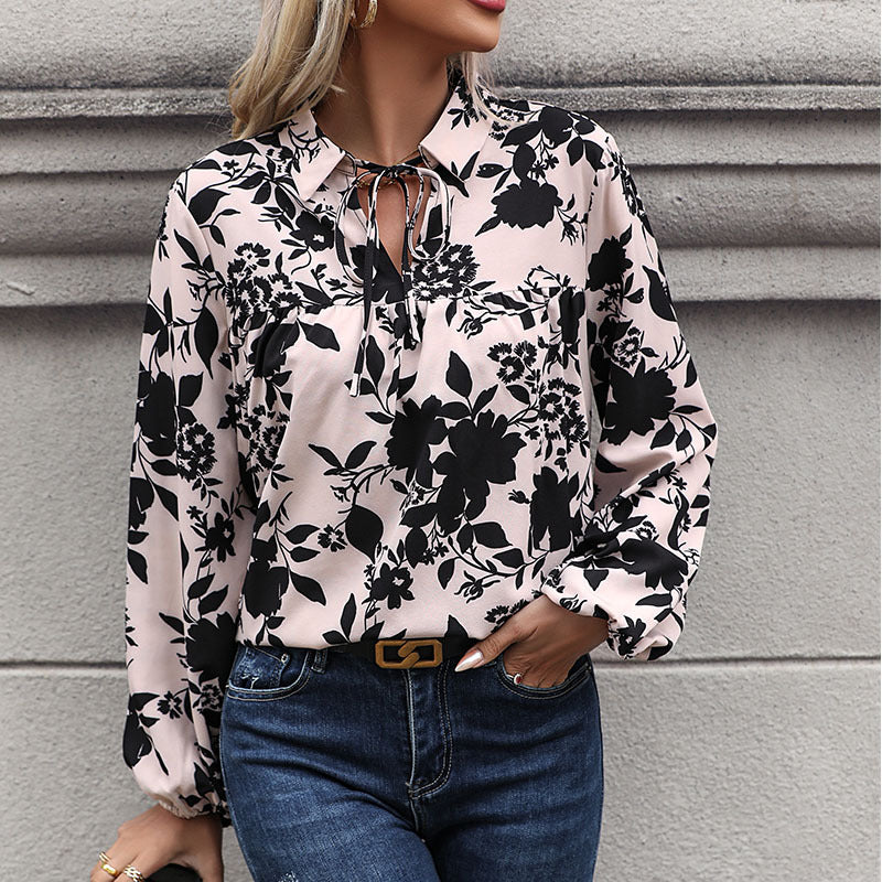 Damblus med eleganta volangdetaljer och lekfullt blommönster Mirla-Eva Jonsson