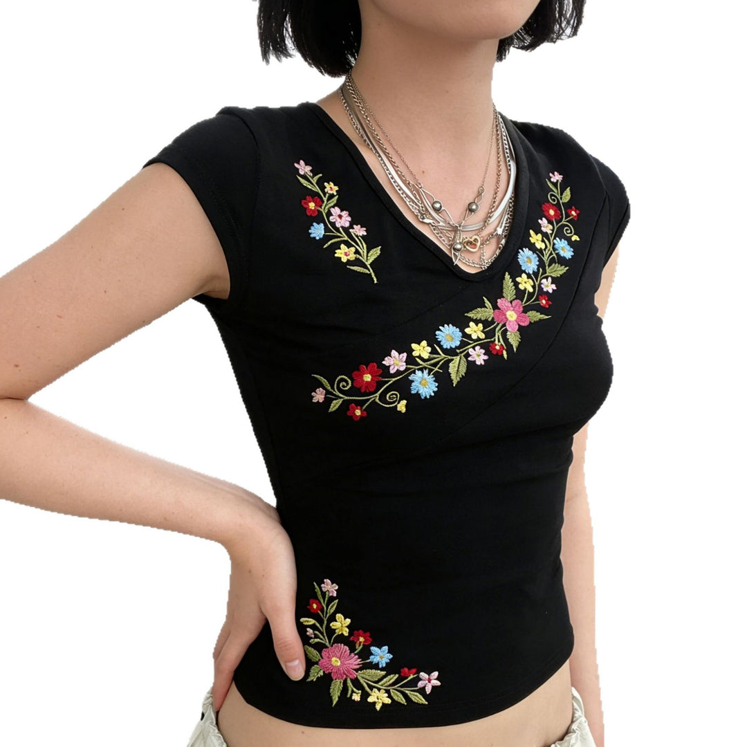 Damblus med floral broderidesign och figursydd snitt Mirla-Eva Jonsson