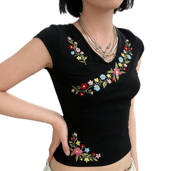 Damblus med floral broderidesign och figursydd snitt Mirla-Eva Jonsson