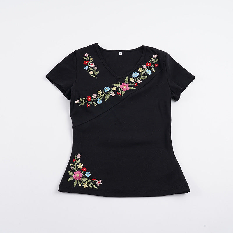 Damblus med floral broderidesign och figursydd snitt Mirla-Eva Jonsson