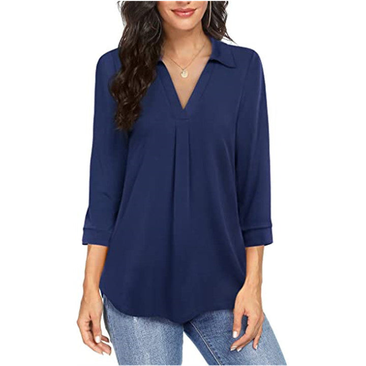 Damblus med modern V-ringning och elegant veckning Mirla-Eva Jonsson