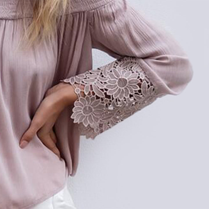 Damblus med off-shoulder-design och blommiga spetsärmar Mirla-Eva Jonsson