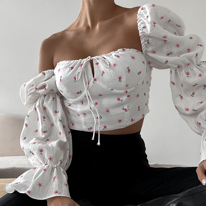 Damblus med puffärmar och blommönster Mirla-Eva Jonsson