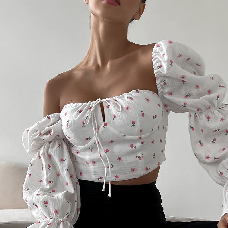 Damblus med puffärmar och blommönster Mirla-Eva Jonsson