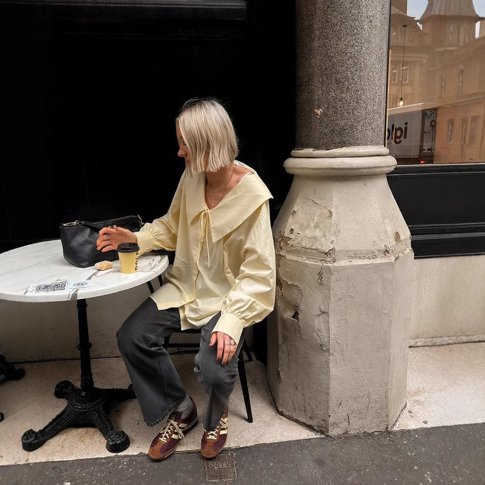 Damblus med stor krage och diskreta volanger Mirla-Eva Jonsson
