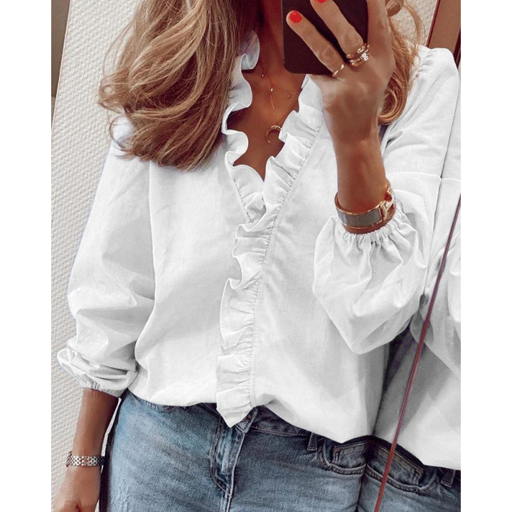 Damblus med volangdetaljer och elegant ståkrage Mirla-Eva Jonsson