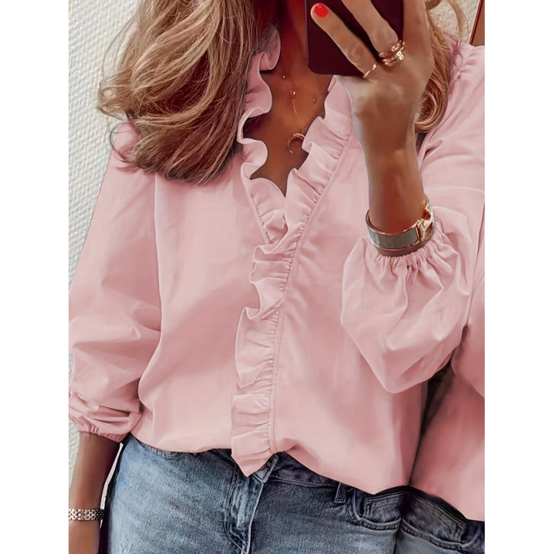 Damblus med volangdetaljer och elegant ståkrage Mirla-Eva Jonsson