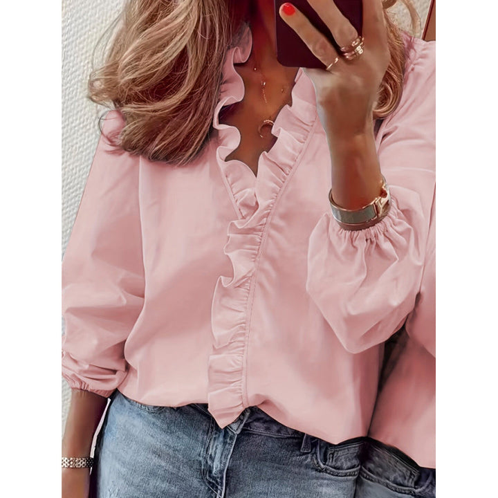 Damblus med volangdetaljer och elegant ståkrage Mirla-Eva Jonsson