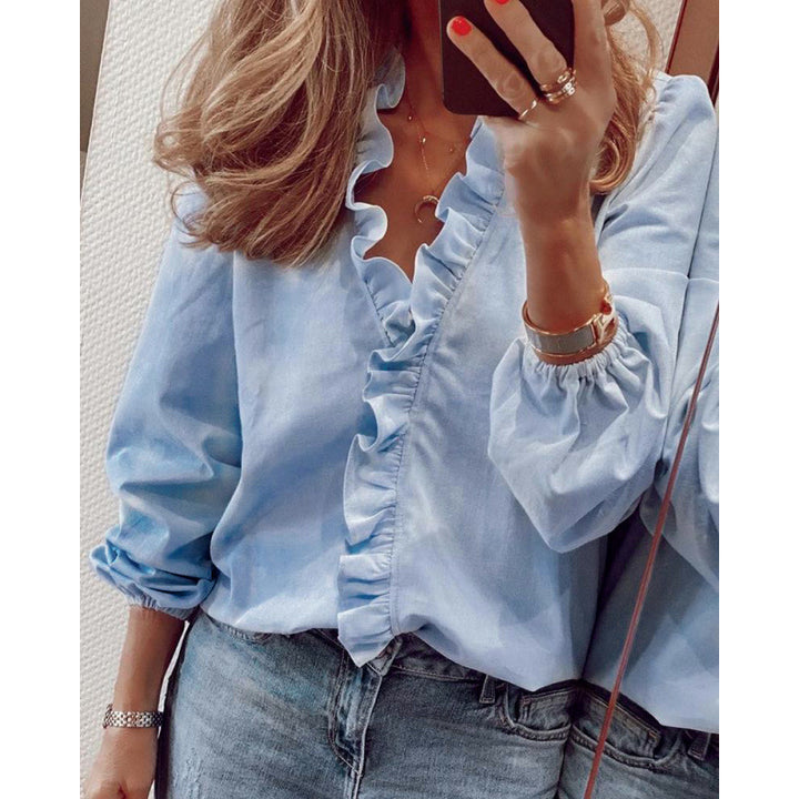 Damblus med volangdetaljer och elegant ståkrage Mirla-Eva Jonsson