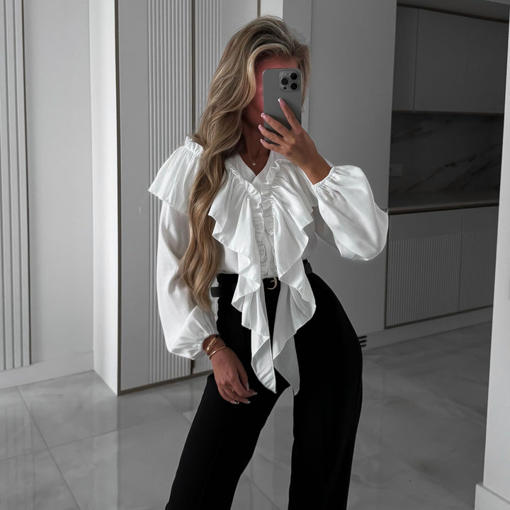 Damblus med volangdetaljer och smal siluett Mirla-Eva Jonsson