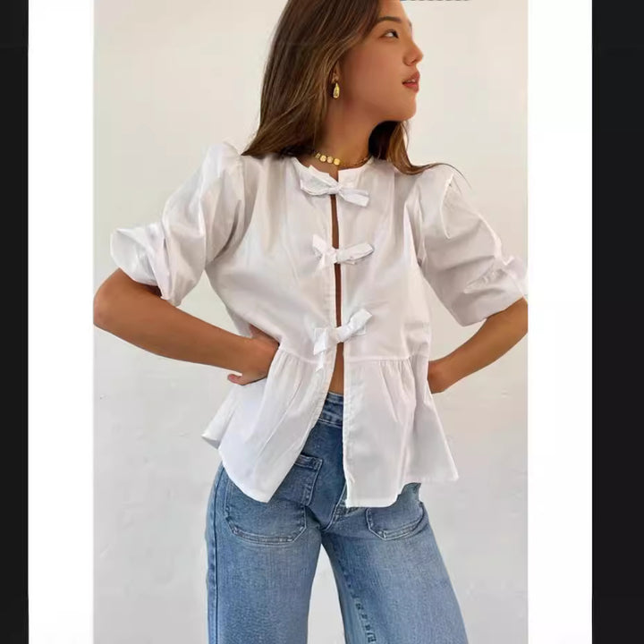 Damblus med volangdetaljer och sofistikerad knapöppning Mirla-Eva Jonsson