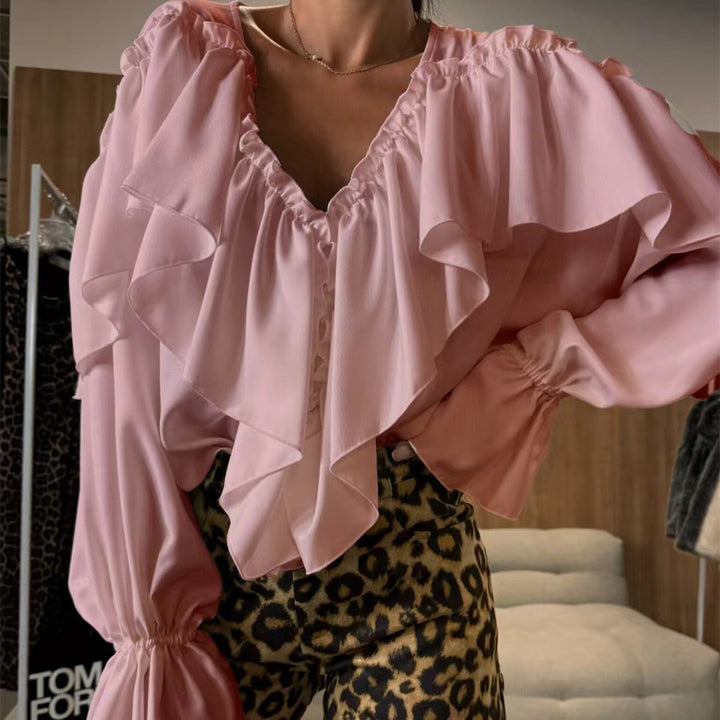 Damblus med voluminös ruffled krage och elegant snitt Mirla-Eva Jonsson