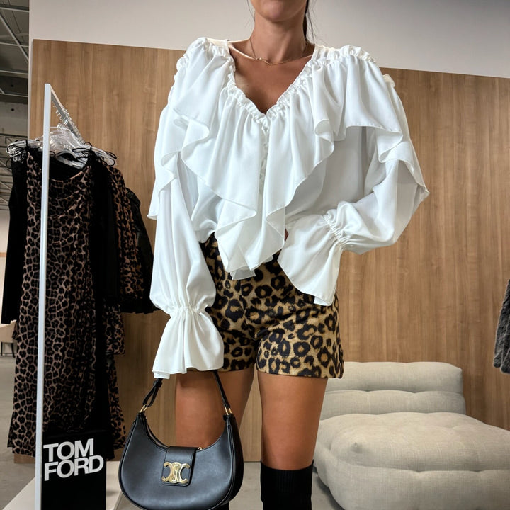 Damblus med voluminös ruffled krage och elegant snitt Mirla-Eva Jonsson