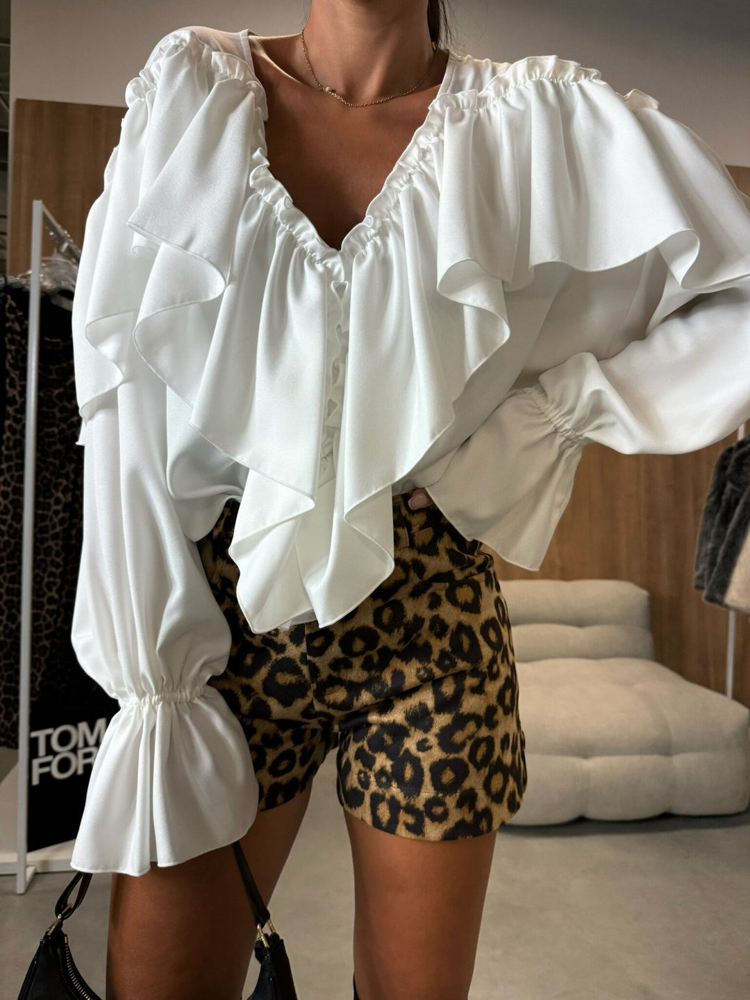 Damblus med voluminös ruffled krage och elegant snitt Mirla-Eva Jonsson