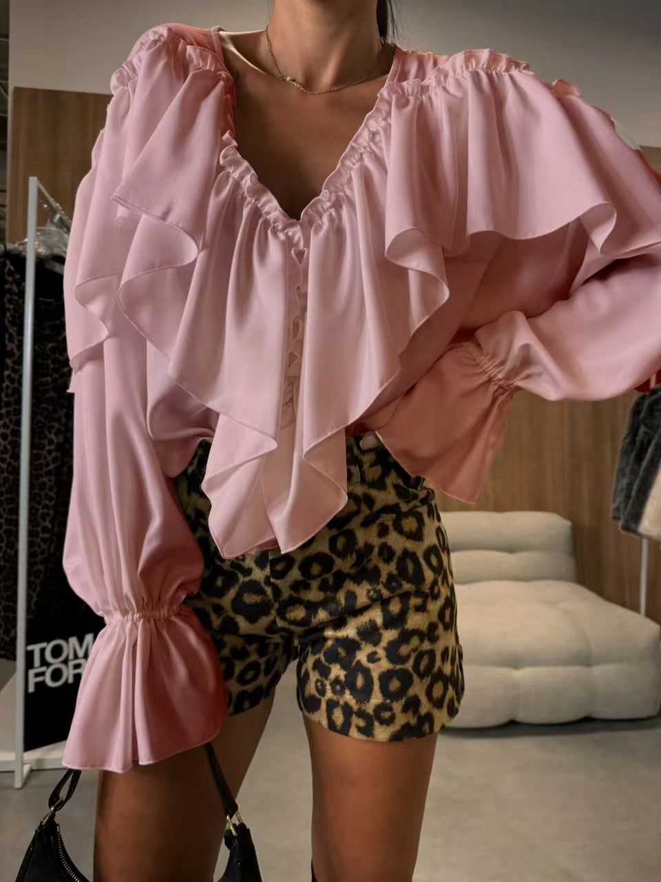 Damblus med voluminös ruffled krage och elegant snitt Mirla-Eva Jonsson