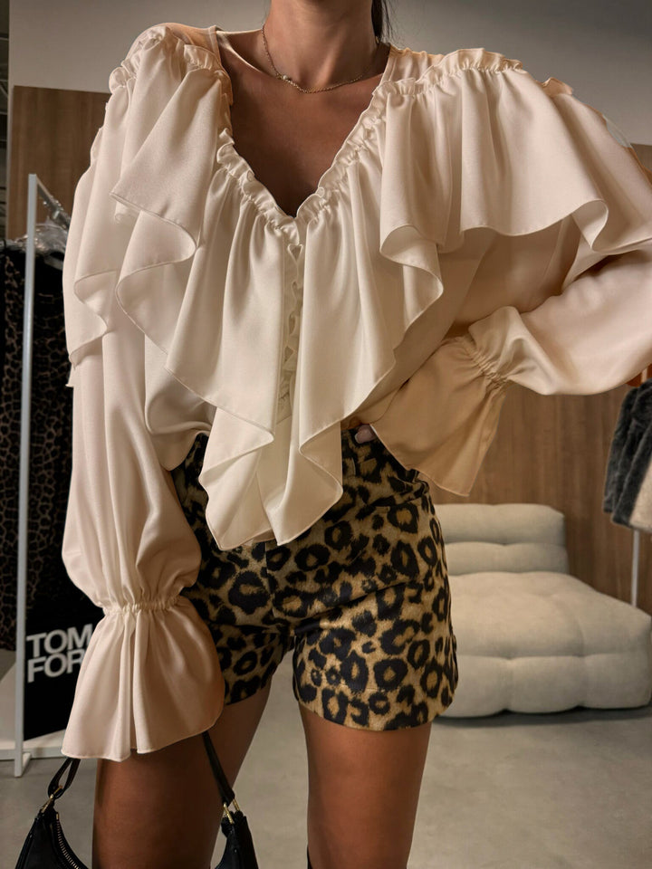 Damblus med voluminös ruffled krage och elegant snitt Mirla-Eva Jonsson