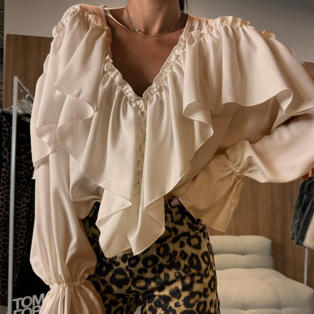Damblus med voluminös ruffled krage och elegant snitt Mirla-Eva Jonsson