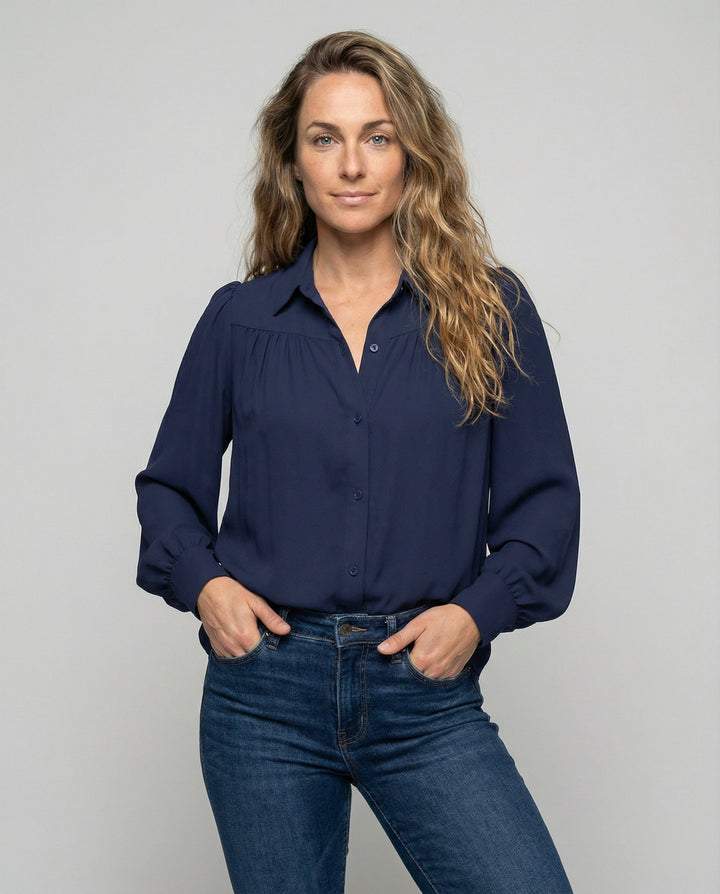 Damblus med voluminösa ärmar och eleganta volangdetaljer-Eva Jonsson