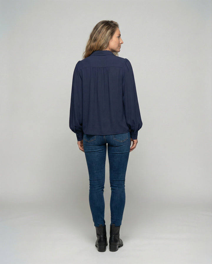 Damblus med voluminösa ärmar och eleganta volangdetaljer-Eva Jonsson