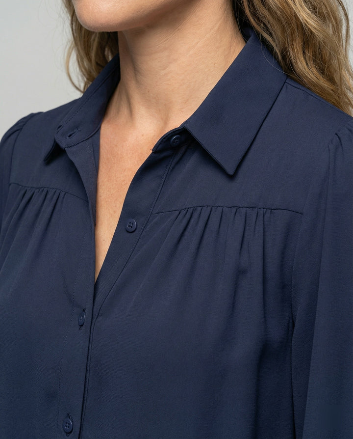 Damblus med voluminösa ärmar och eleganta volangdetaljer-Eva Jonsson