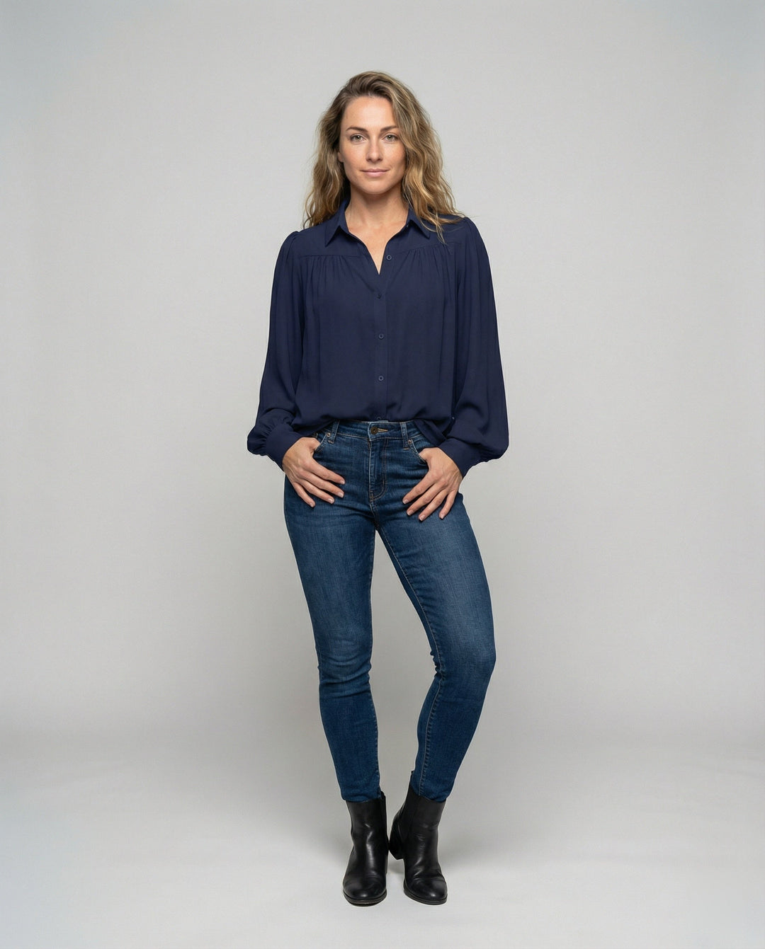 Damblus med voluminösa ärmar och eleganta volangdetaljer-Eva Jonsson
