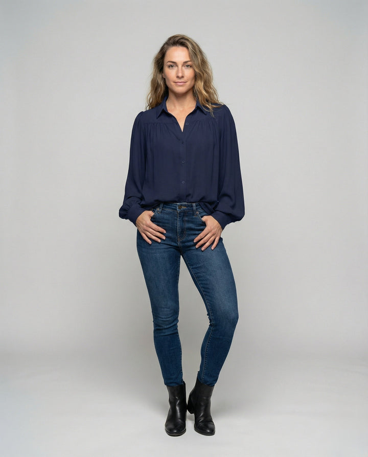 Damblus med voluminösa ärmar och eleganta volangdetaljer-Eva Jonsson