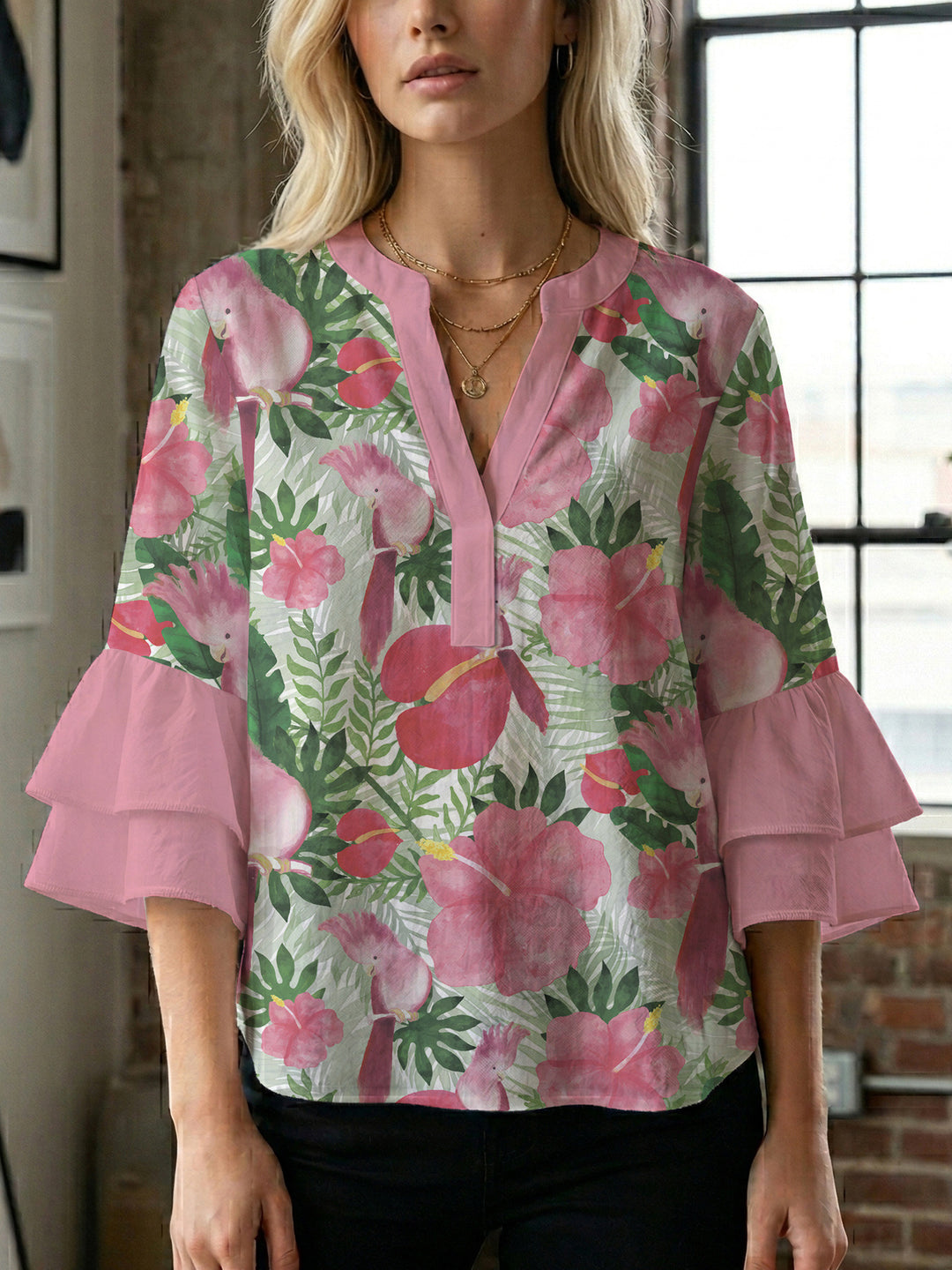 Damblus med voluminösa prickiga ärmar och blommönster Mirla-Eva Jonsson