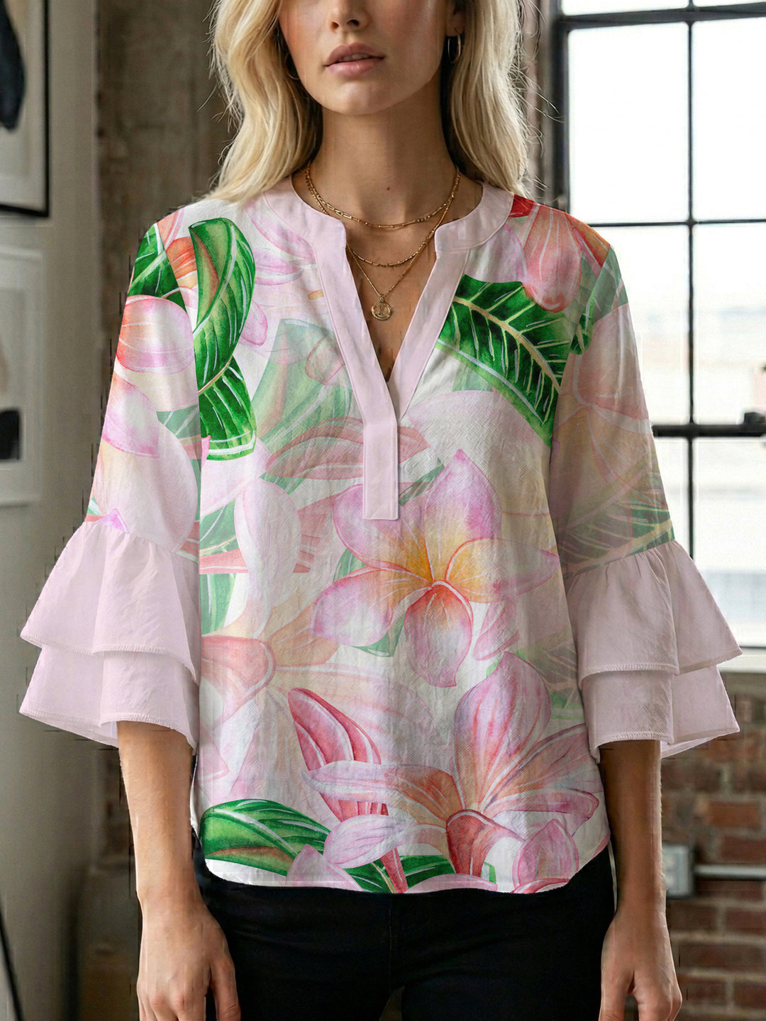 Damblus med voluminösa prickiga ärmar och blommönster Mirla-Eva Jonsson