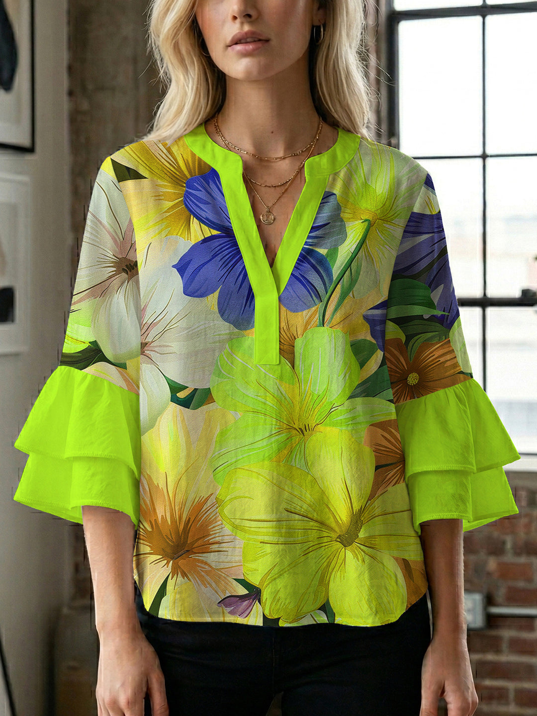 Damblus med voluminösa prickiga ärmar och blommönster Mirla-Eva Jonsson
