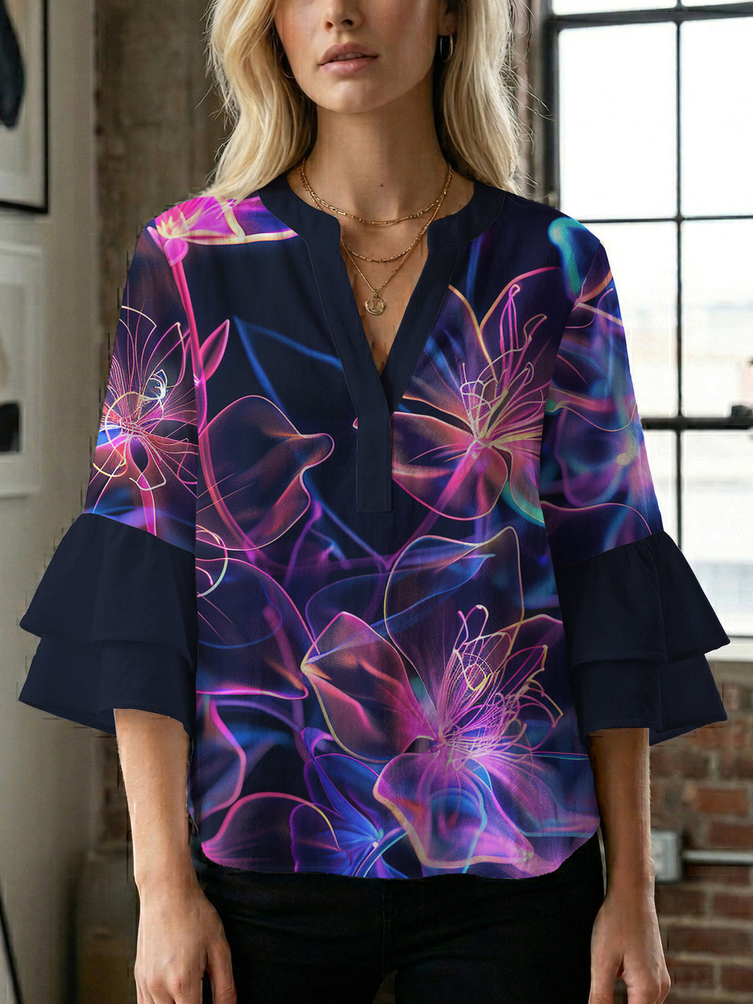 Damblus med voluminösa prickiga ärmar och blommönster Mirla-Eva Jonsson