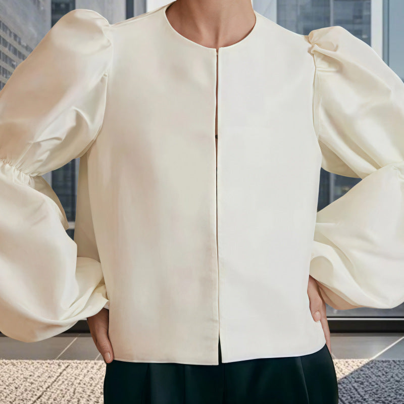 Damblus med voluminösa puffärmar och elegant design Mirla-Eva Jonsson