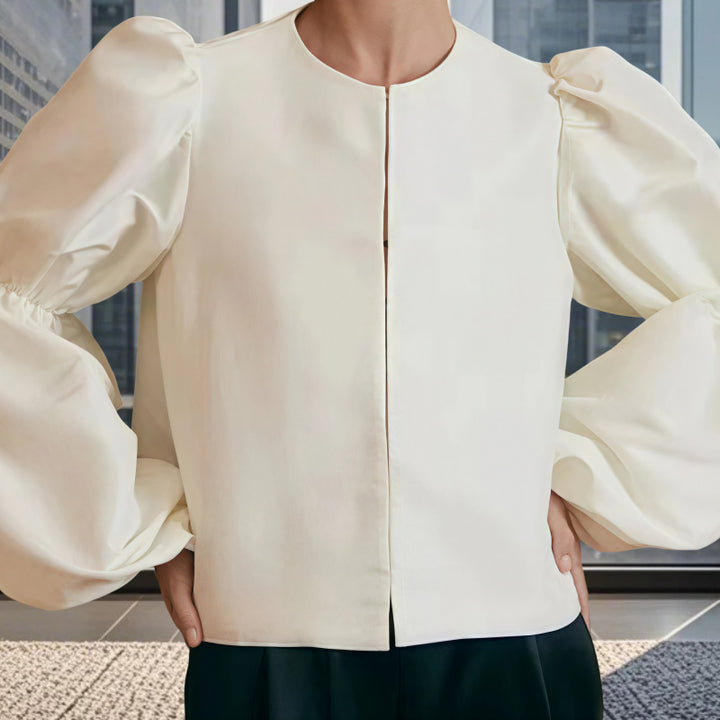 Damblus med voluminösa puffärmar och elegant design Mirla-Eva Jonsson
