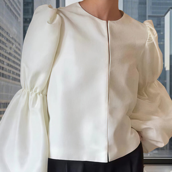 Damblus med voluminösa puffärmar och elegant design Mirla-Eva Jonsson