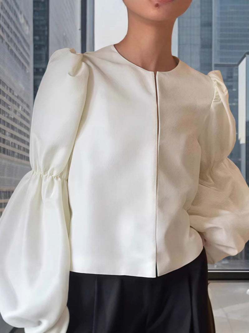 Damblus med voluminösa puffärmar och elegant design Mirla-Eva Jonsson