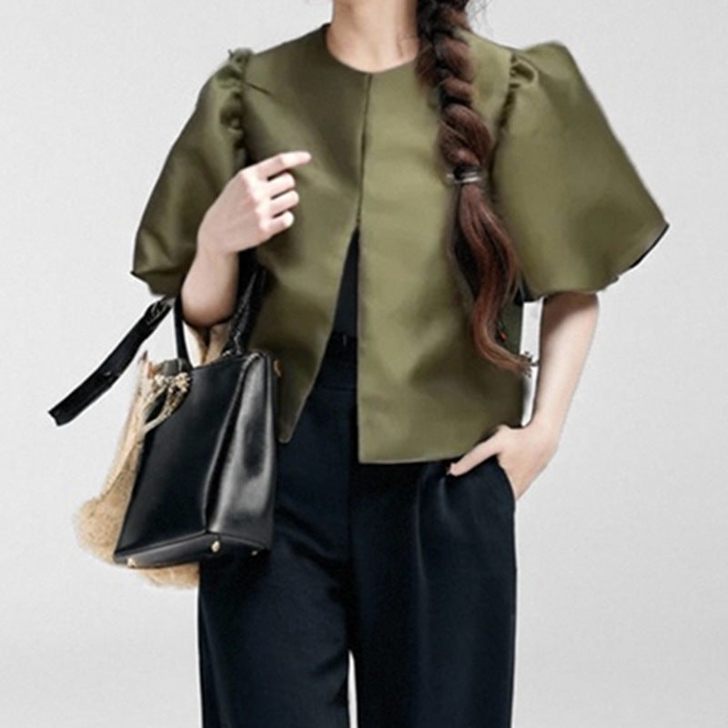 Damblus med voluminösa puffärmar och modern design Mirla-Eva Jonsson