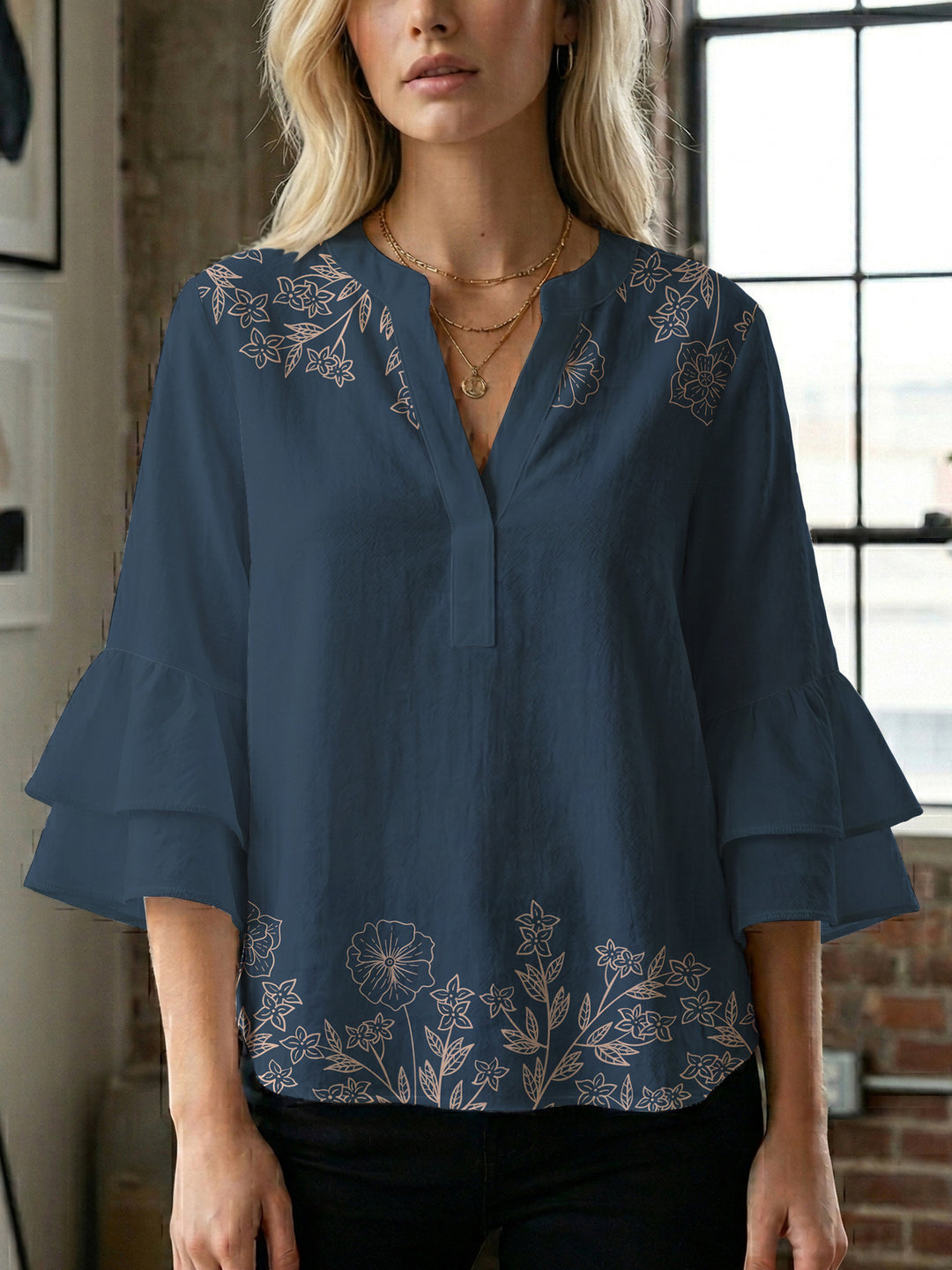 Damblus med voluminösa ryschkarmar och blommigt tryck Mirla-Eva Jonsson